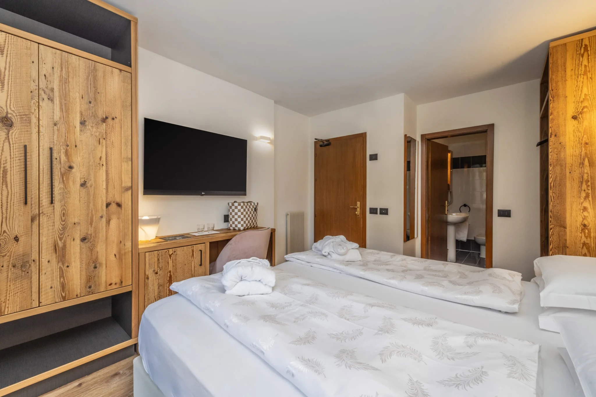 camera doppia comfort con mobili in legno