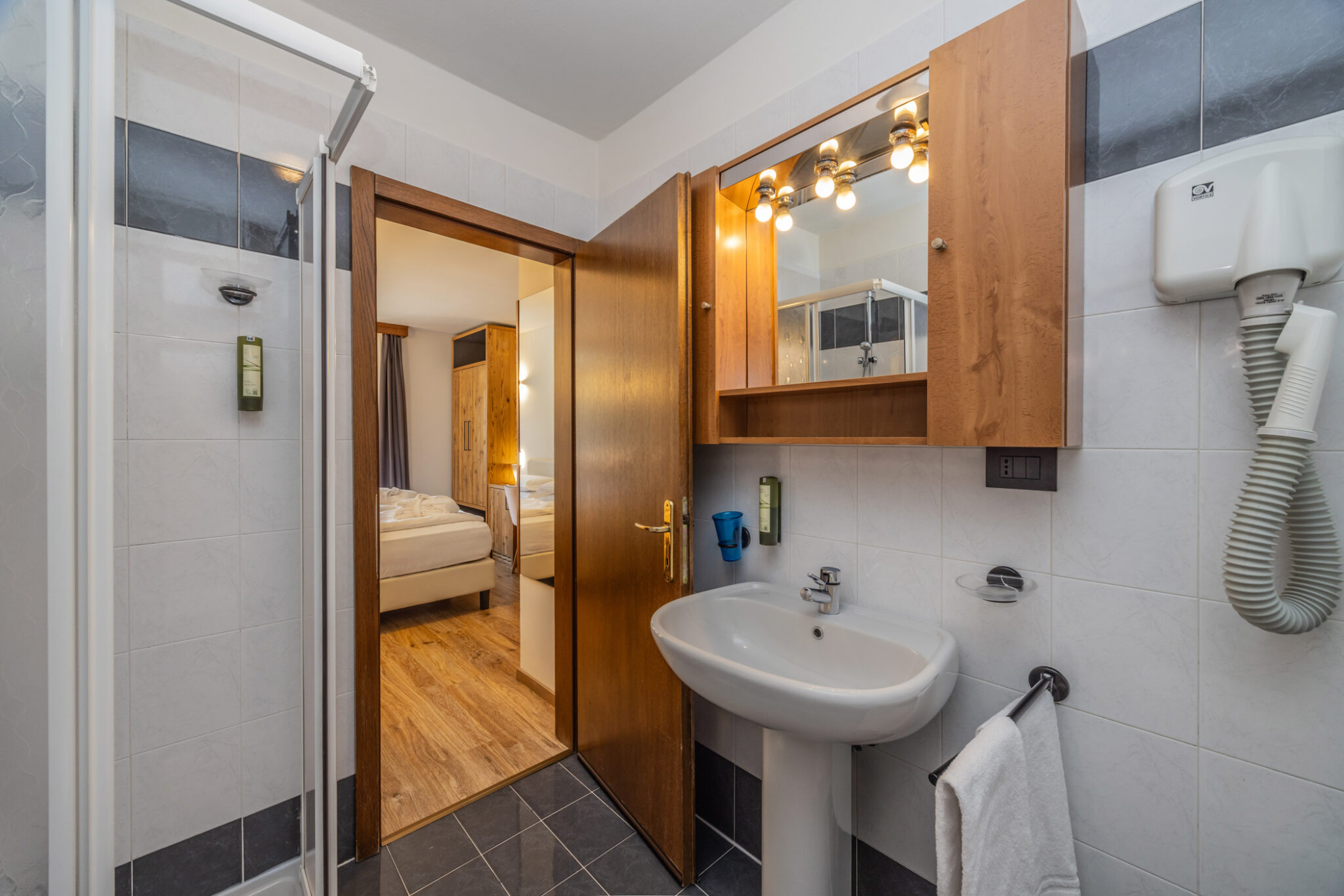 Bagno con vista dal lavandino e doccia