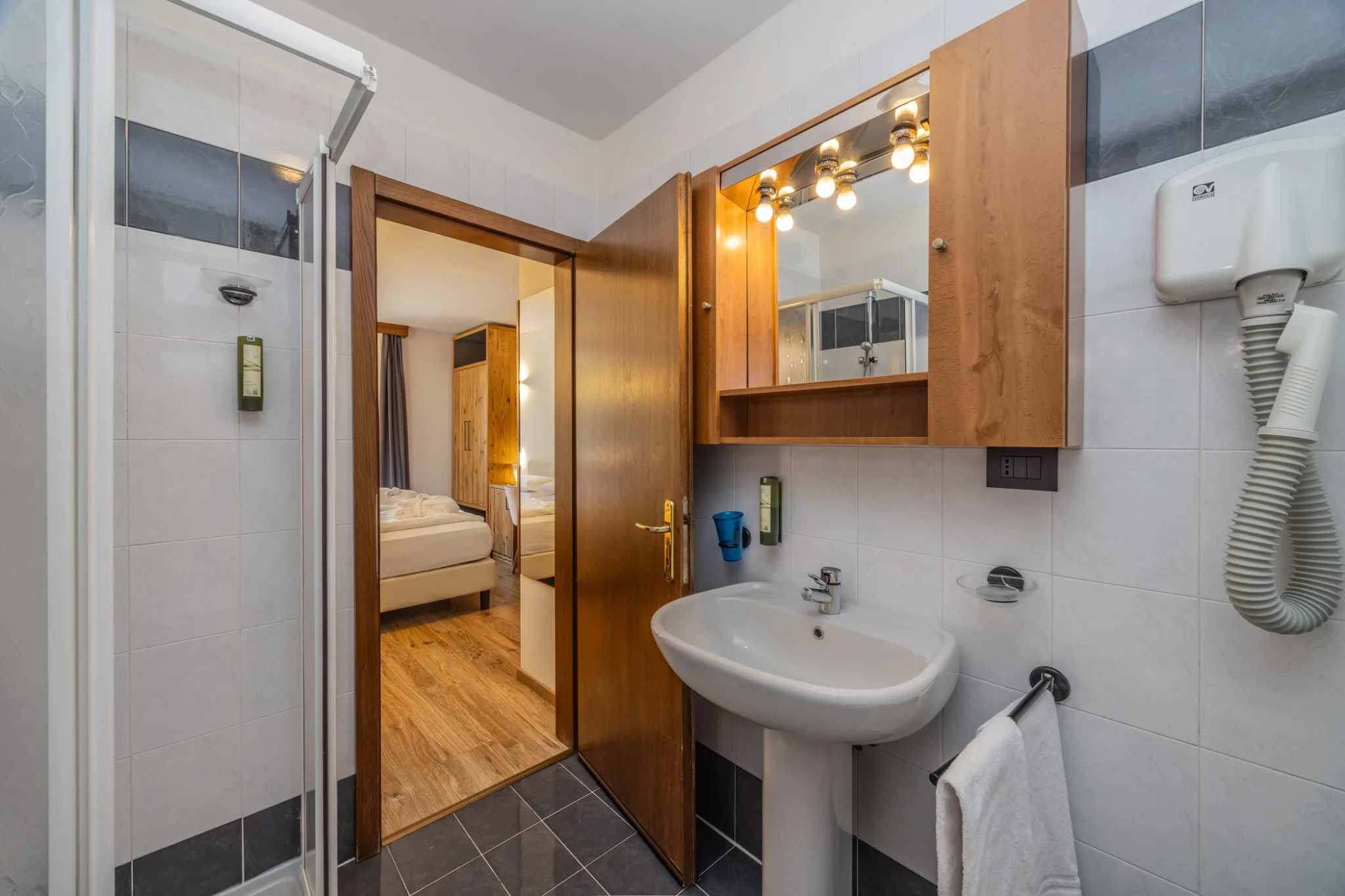 Vista della camera dal bagno