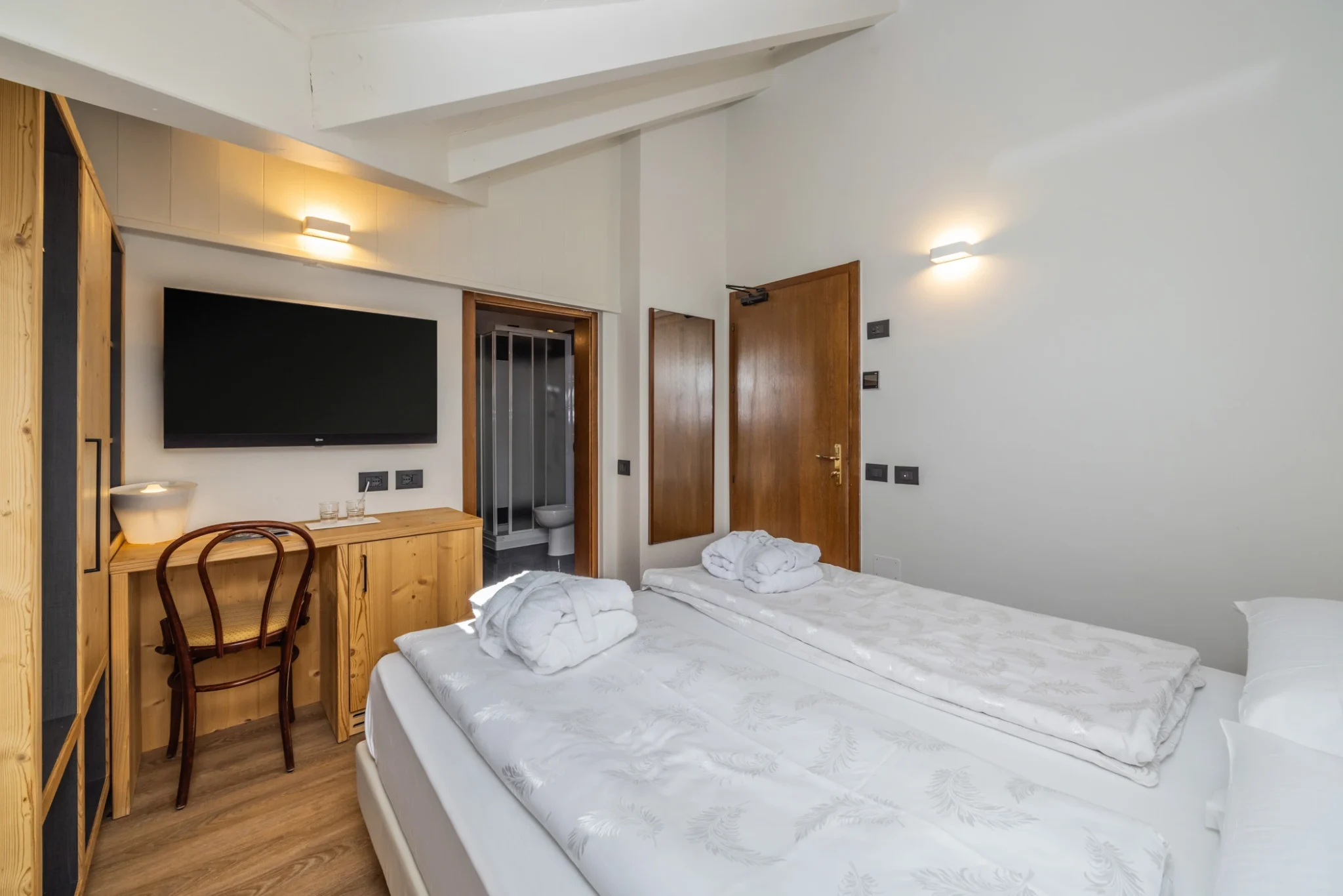 Camera doppia economy vista dal lato verso il bagno