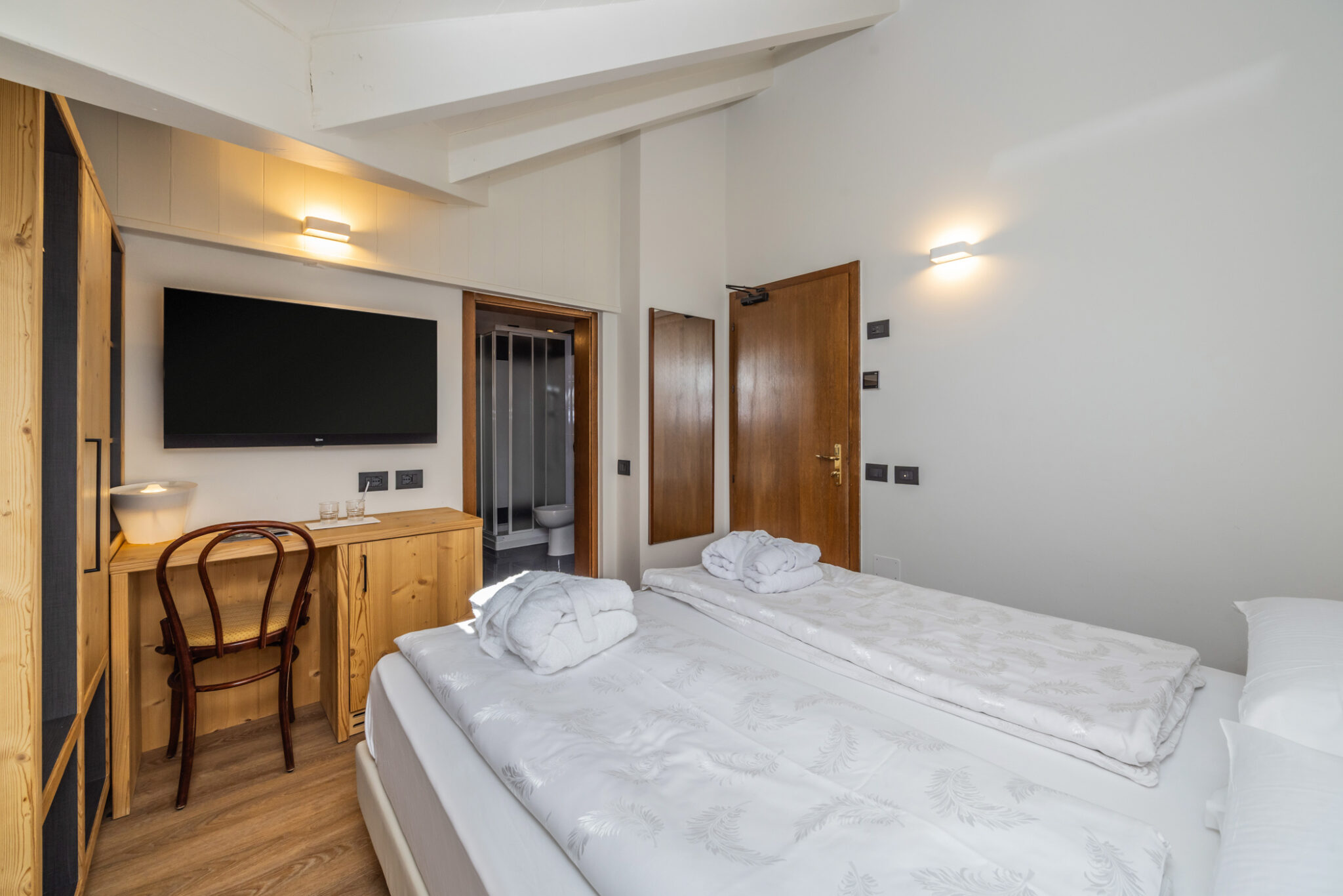 Camera doppia economy vista dal lato verso il bagno