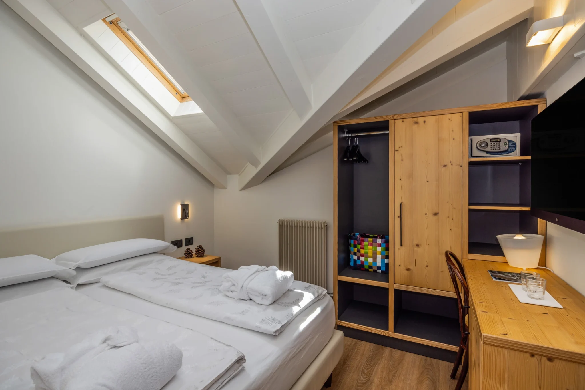 Camera doppia economy con finestra velux sul tetto