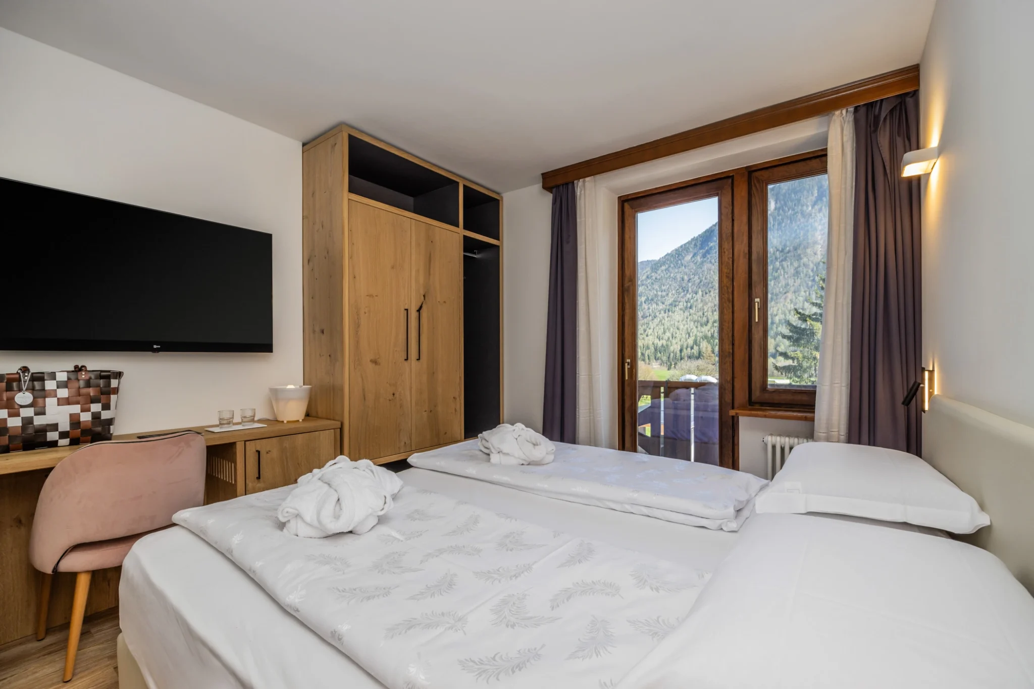 Vista dalla finestra e letto della family classic