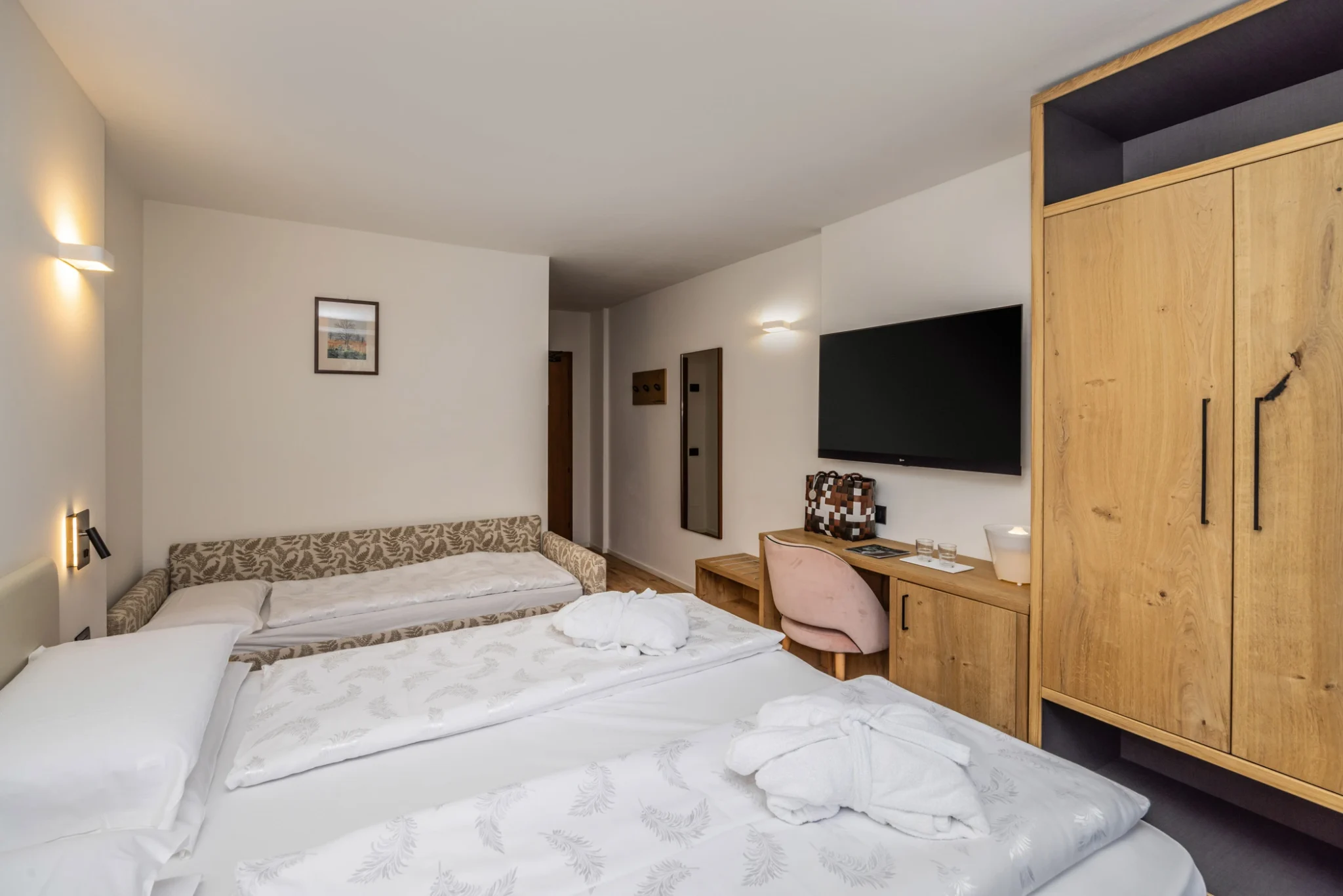 Camera family classic tripla con vista dell'ingresso