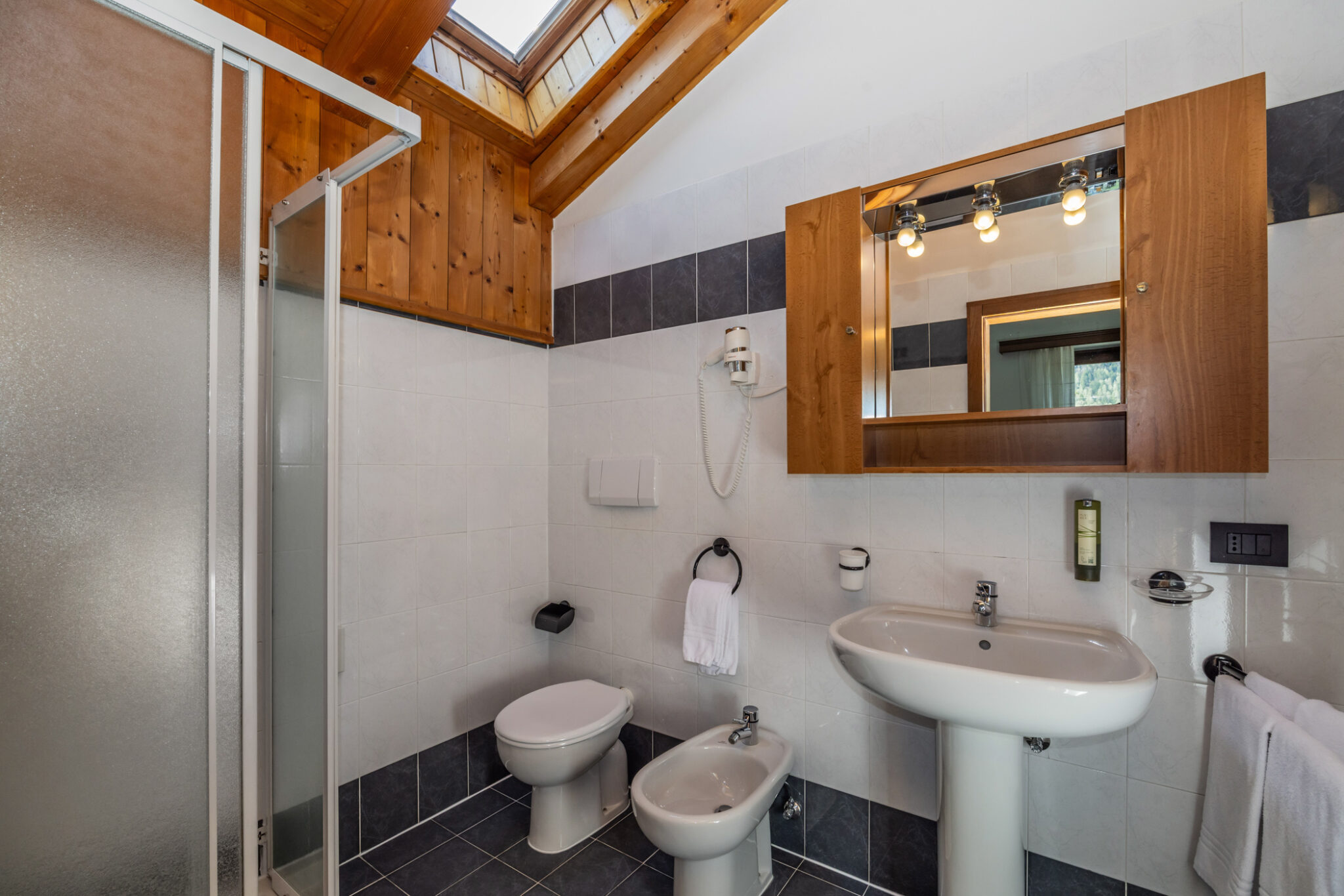 bagno mansardato con finestra luminosa